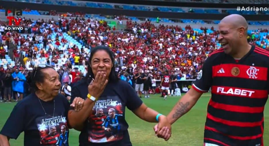 Adriano con la madre e la nonna nel giorno della partita d’addio al calcio.