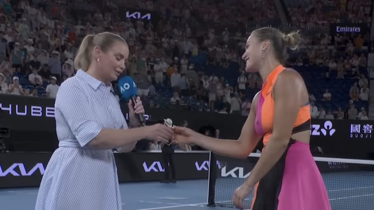 Sabalenka cede il suo orologio durante l'intervista: "Costa un sacco di soldi. Ma mi fido di te"