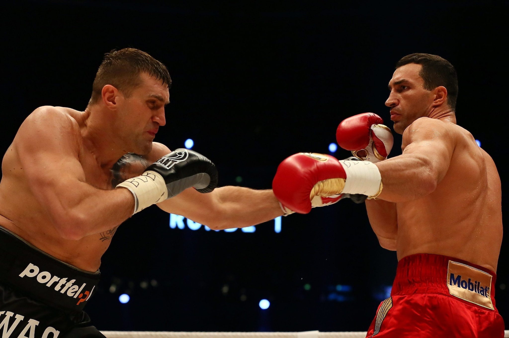 Mariusz Wach (a sinistra) contro Wladimir Klitschko nel match per il mondiale dei pesi massimi nel 2012
