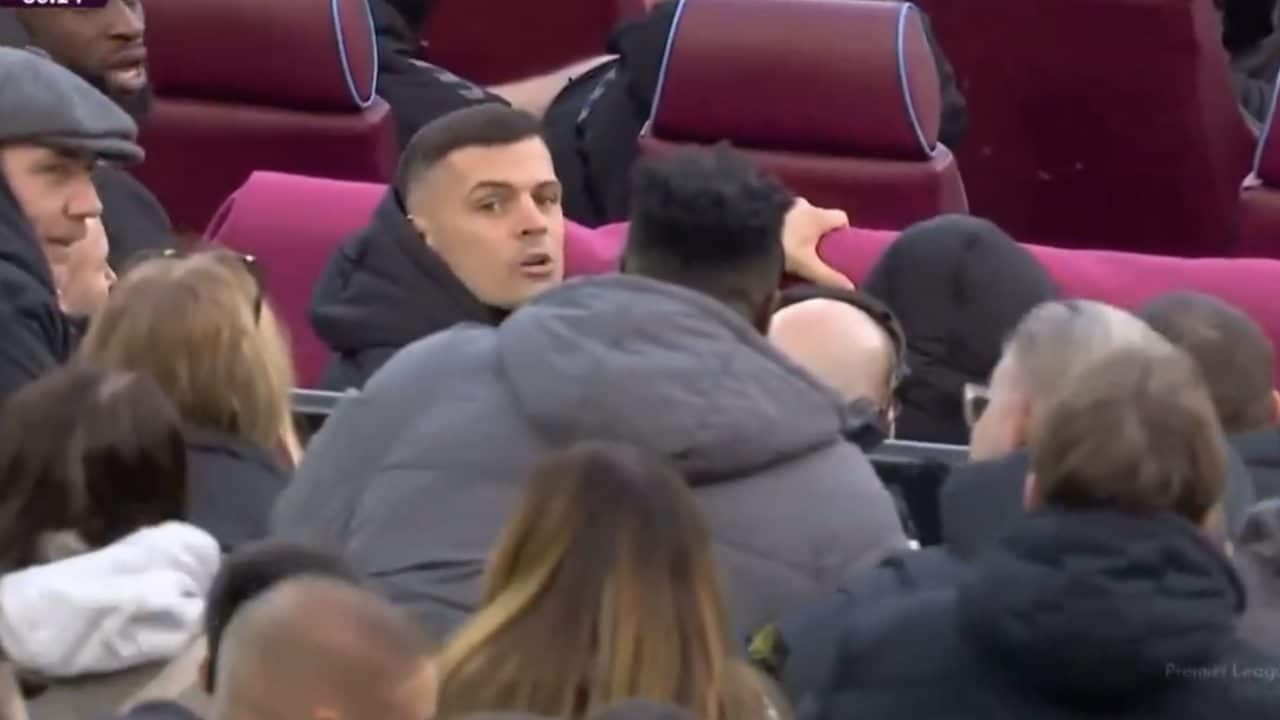 La lite furiosa di Xhaka con un tifoso del West Ham durante la partita: la gara viene interrotta