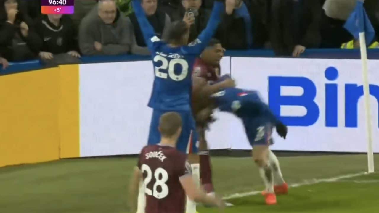 Adama Traoré scaraventa a terra Cucurella, scoppia la rissa: caos nel finale di Chelsea-West Ham