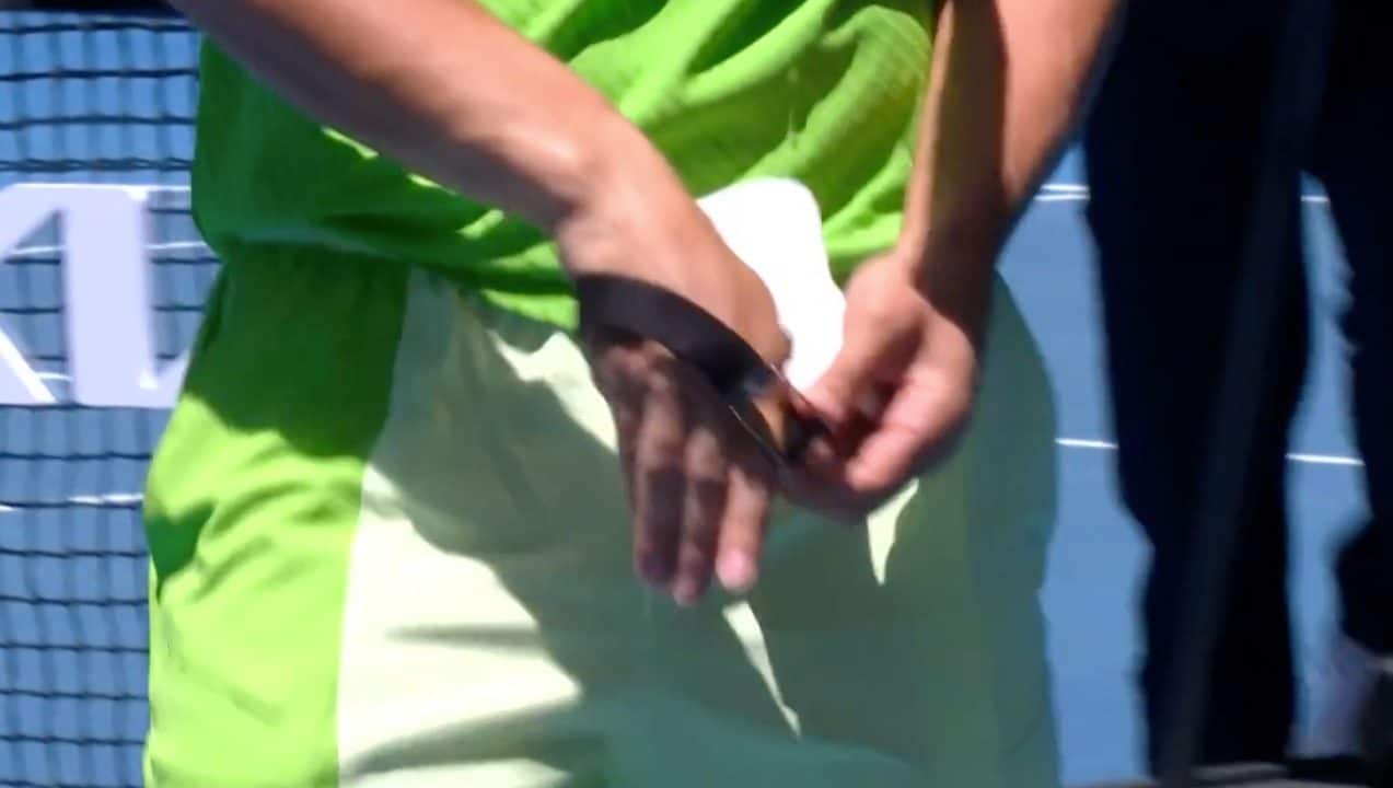 Alcaraz costretto dall'arbitro a togliere un braccialetto, che teneva nascosto: perché è proibito