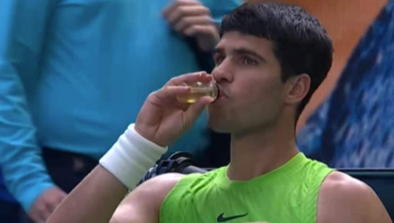 Carlos Alcaraz mentre beve il pickle juice nella semifinale con Zverev.