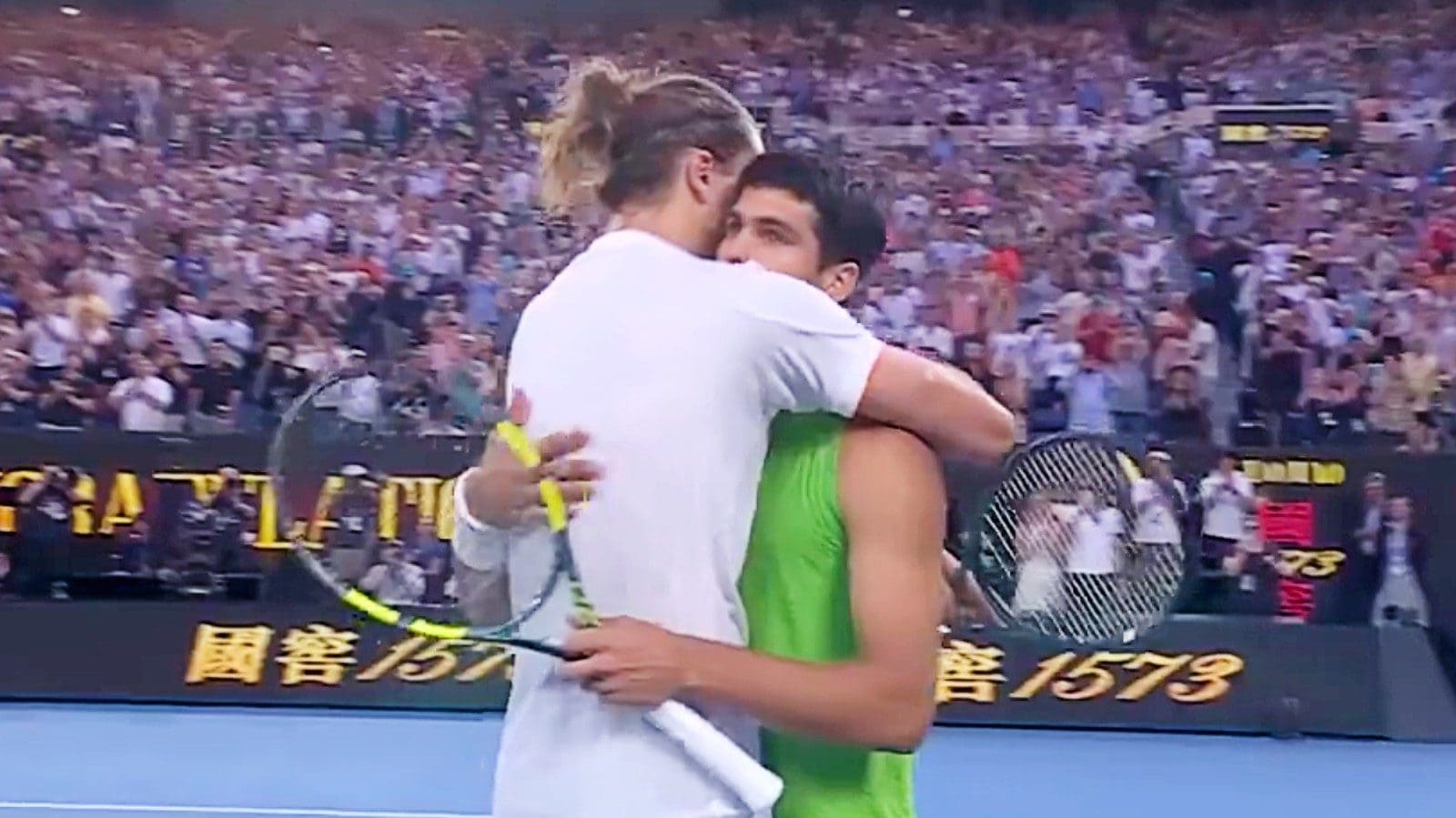 Zverev abbraccia Alcaraz dopo la semifinale