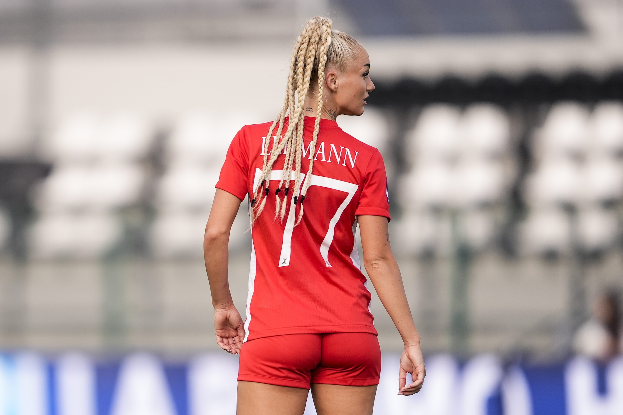 Alisha Lehmann con la maglia del Como: una parentesi che sta per chiudersi già