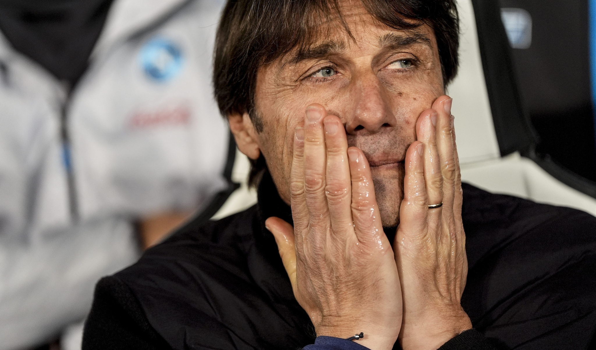 Conte sbeffeggiato dai suoi ex tifosi Juve in una partita da incubo: 3-0 e un coro che fa male