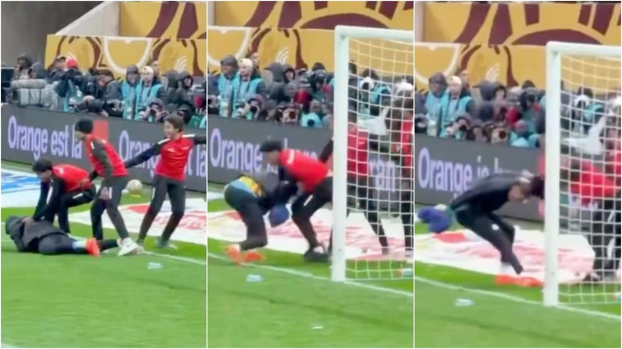 La battaglia dell'asciugamano del secondo portiere del Senegal, inseguito dai raccattapalle marocchini