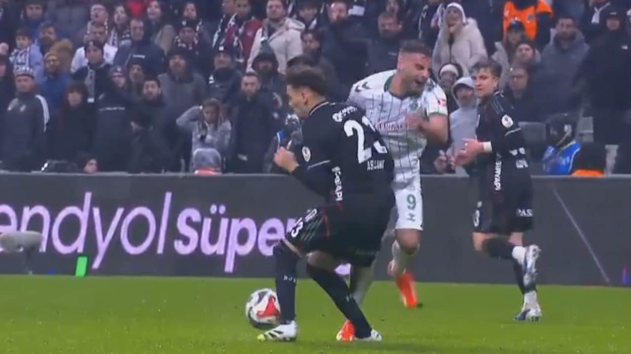 Asllani espulso alla prima partita con il Besiktas, esordio disastroso: gioca solo sei minuti