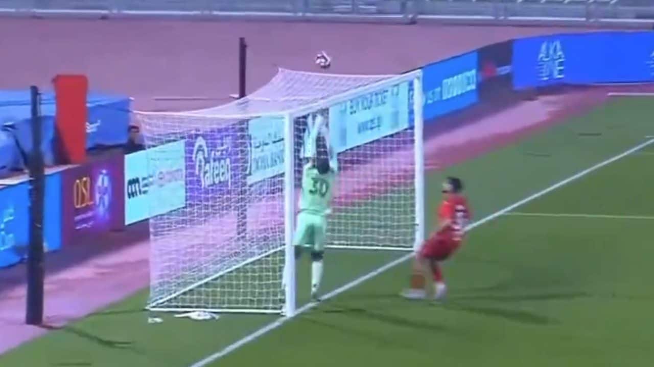 Oumar Barry non sa più dove si trova, il portiere dà un pugno a caso al pallone: autogol assurdo