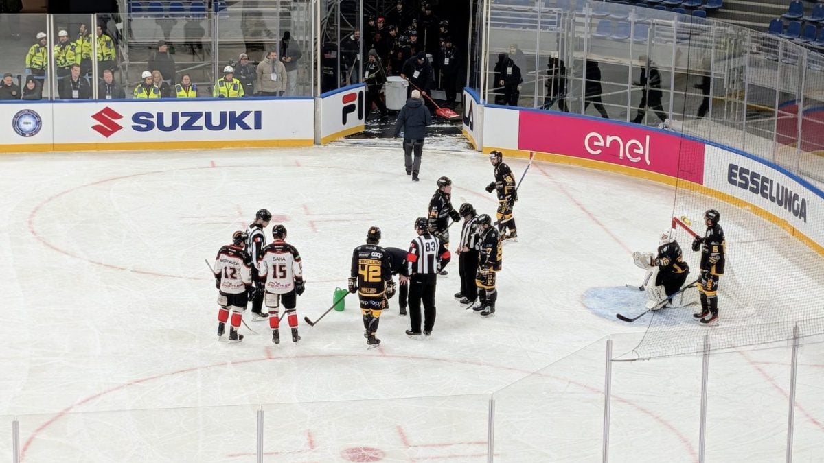 Il buco sulla pista nell’Arena Santa Giulia (immagine condivisa su X da @reporterchris)