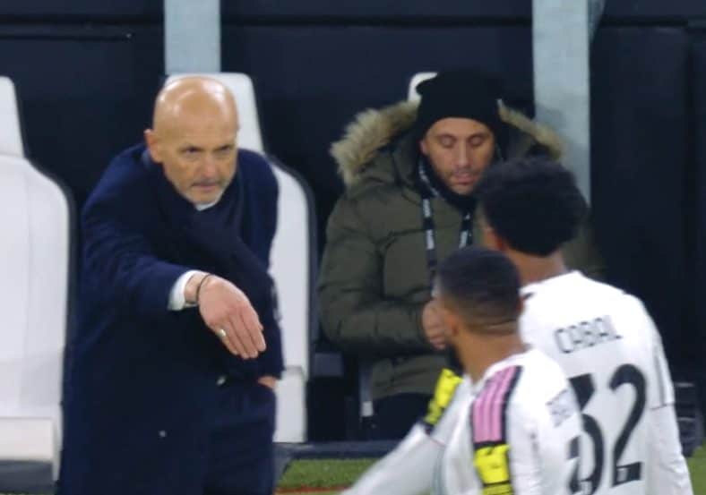 Spalletti invita Cabal ad avvicinarsi a lui.