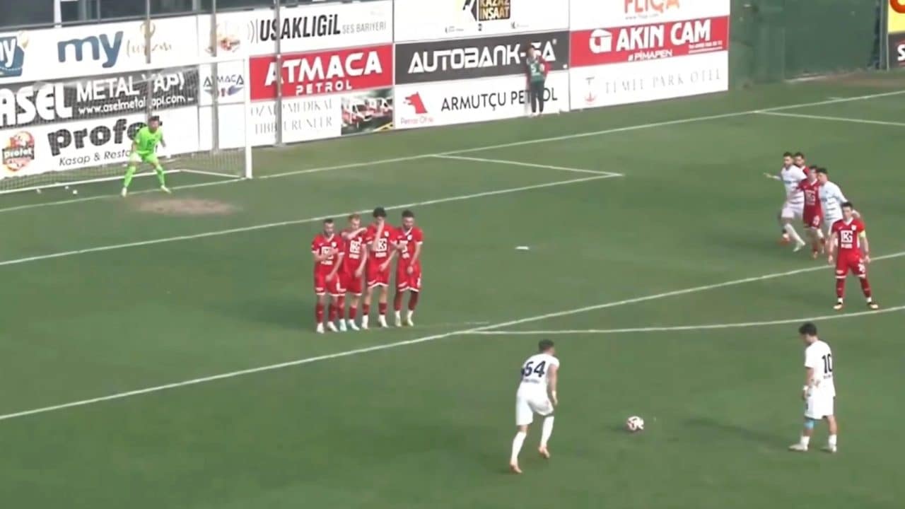 Segna su punizione, l'arbitro non vede e fa segno di giocare: che scandalo