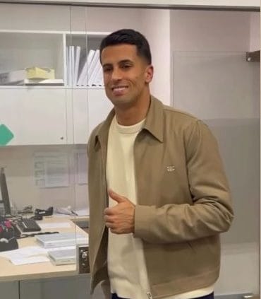 Cancelo negli uffici del Barcellona per firmare il contratto