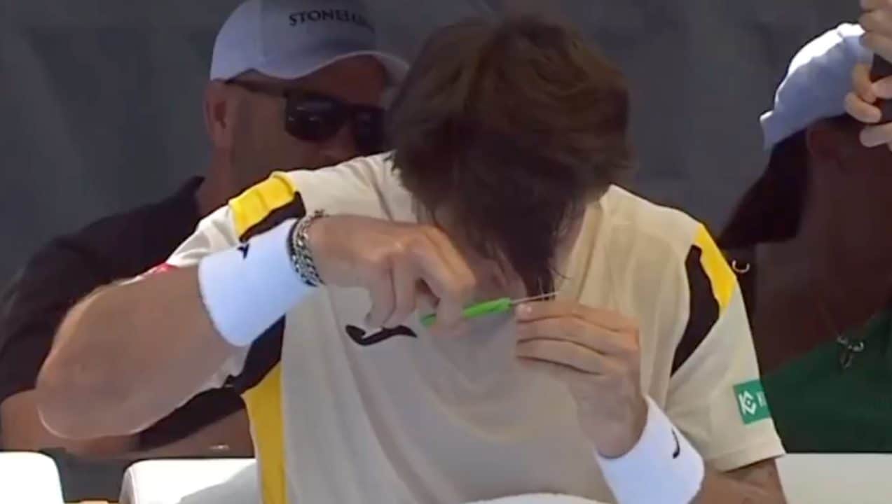 Camilo Ugo Carabelli si taglia i capelli in un cambio di campo: cosa mai vista in un match di tennis