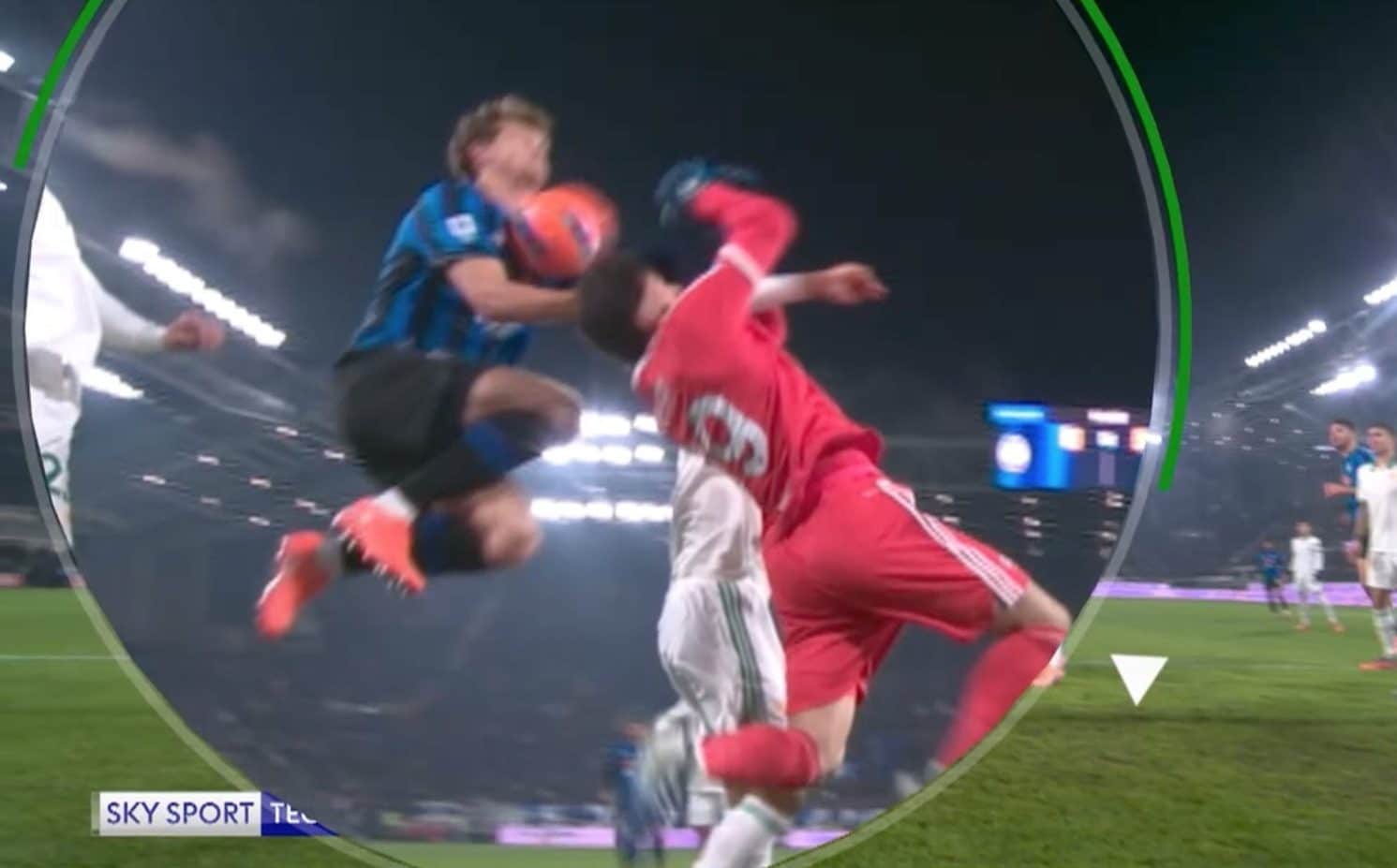 Caressa e Di Canio litigano in tv per il gol di Scalvini in Atalanta-Roma: "È regolamento!"