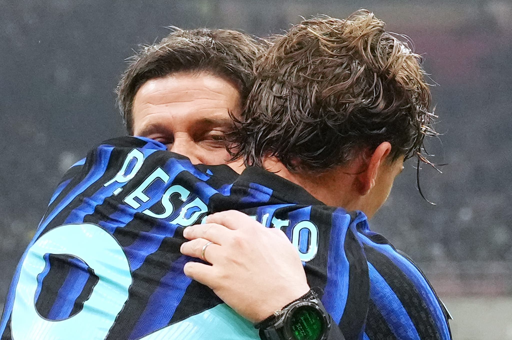 L’abbraccio tra Cristian Chivu e Pio Esposito dopo il gol decisivo di Inter–Lecce