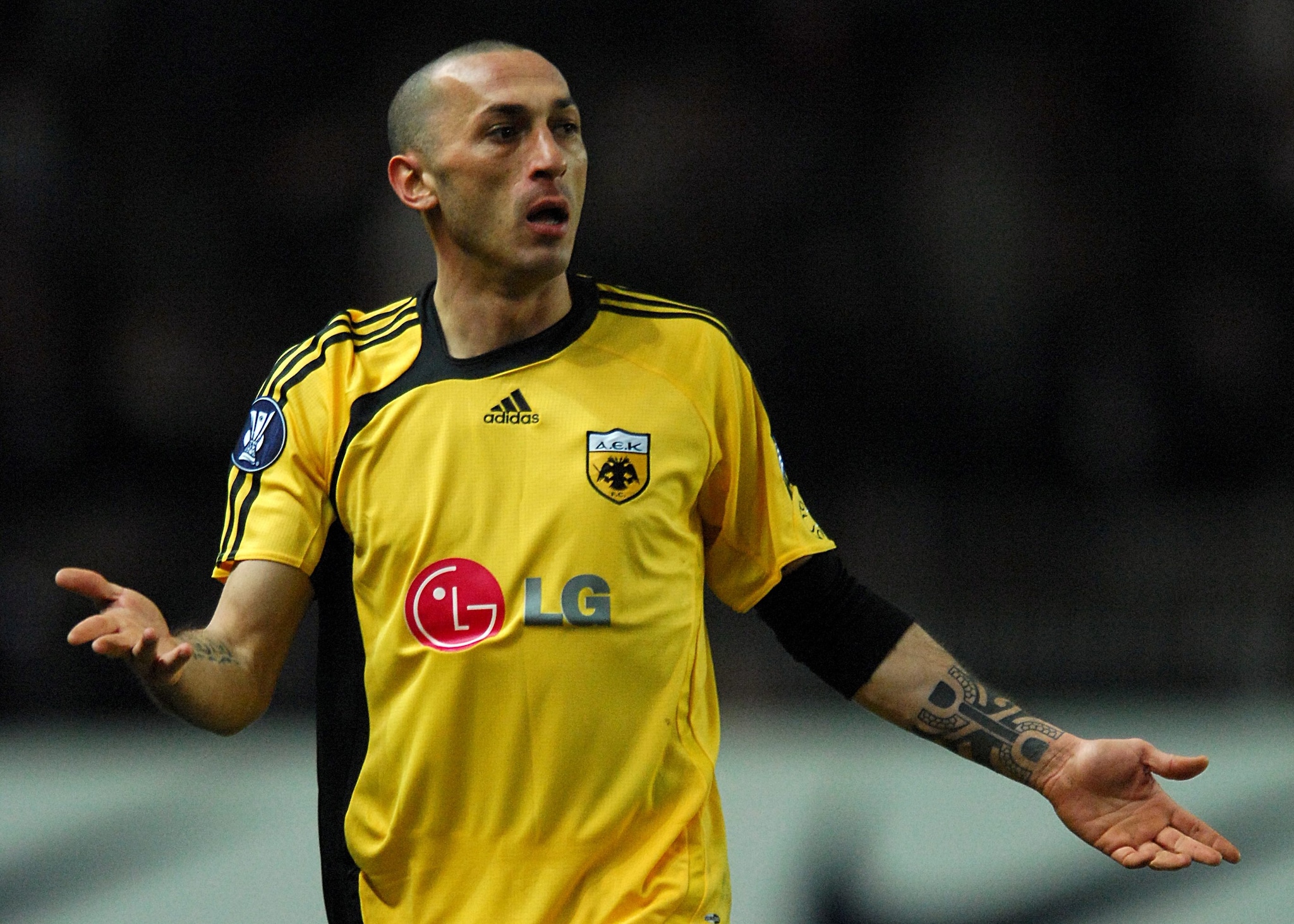 Cirillo con la maglia dell’AEK Atene.