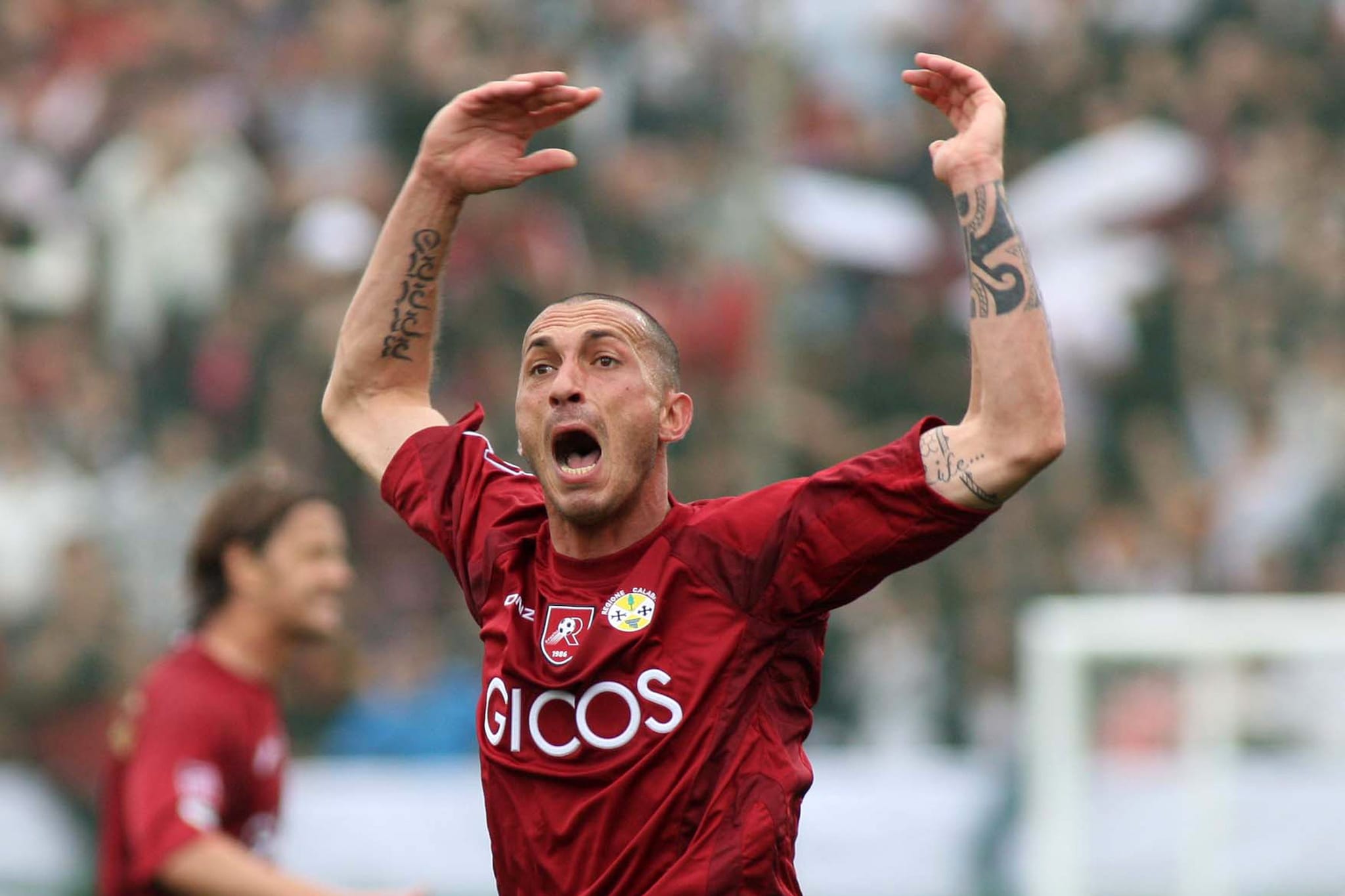 Bruno Cirillo esulta dopo un gol con la Reggina.