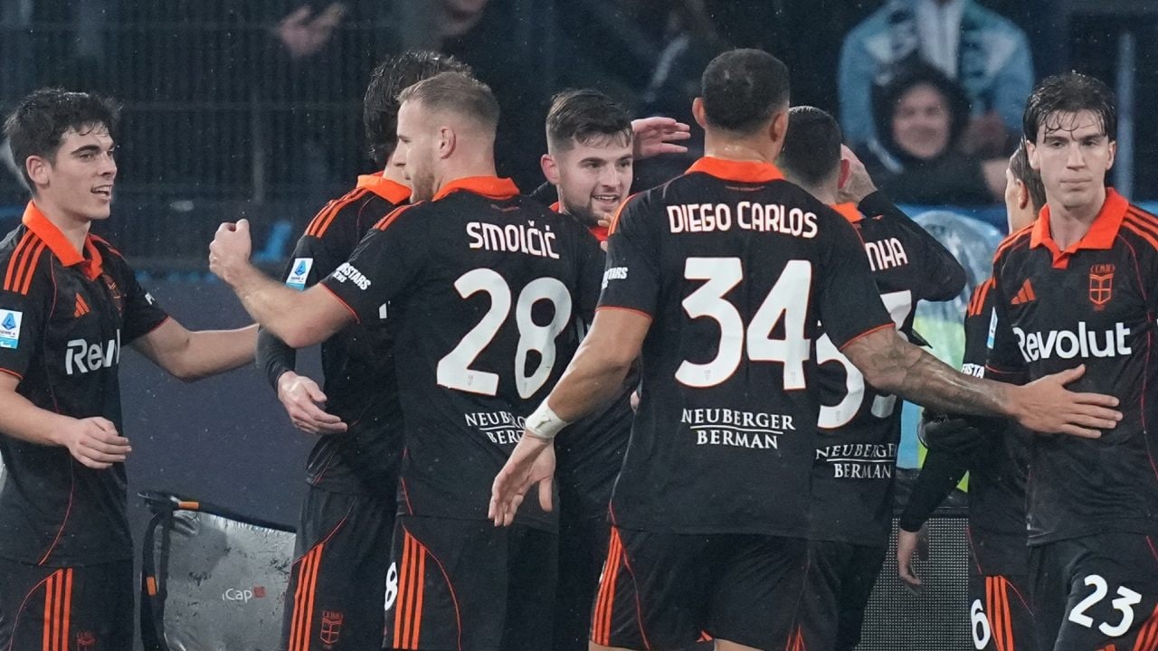 L’esultanza del Como a uno dei tre gol dell’Olimpico.