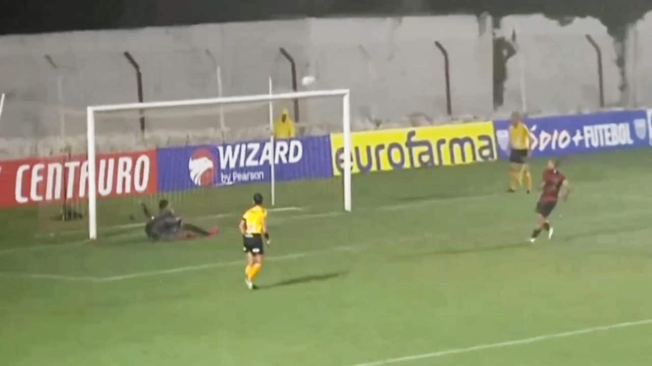 Cucchiaio assurdo su rigore: il pallone sale oltre la traversa e poi precipita