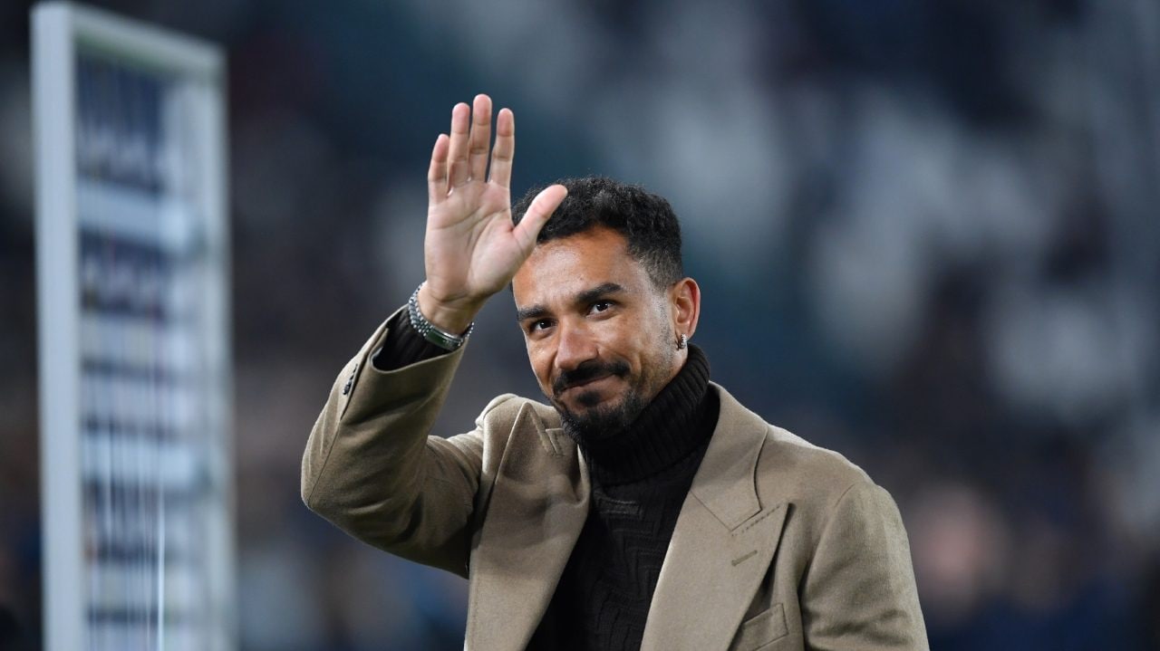 Danilo torna dallo Stadium, i tifosi lo acclamano: "La Juve non è per tutti". È una frecciata a Giuntoli