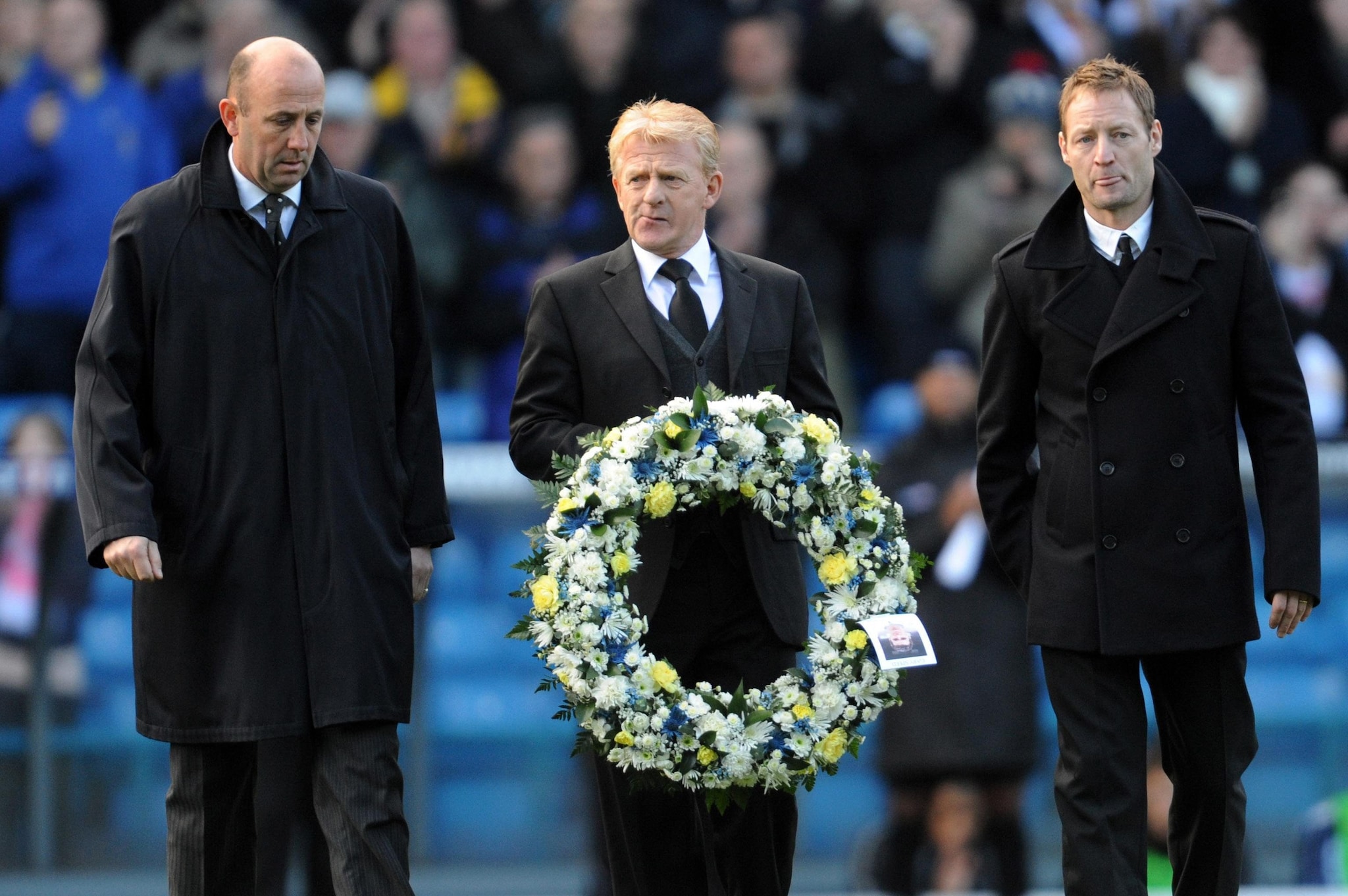 Batty con McAllister e Strachan nel 2011 a Elland Road, stadio del Leeds, per commemorare Gary Speed: è stata l’ultima volta in cui è stato visto in pubblico