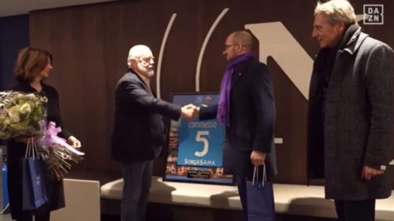 L'omaggio di De Laurentiis per Rocco Commisso prima di Napoli-Fiorentina: un gesto di eleganza e rispetto