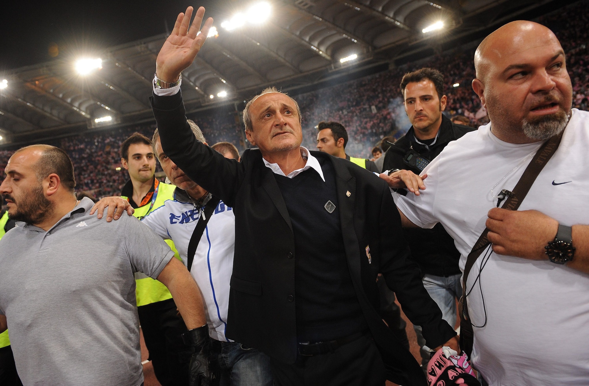Delio Rossi saluta i tifosi dopo la finale di Coppa Italia persa dal Palermo contro l’Inter.
