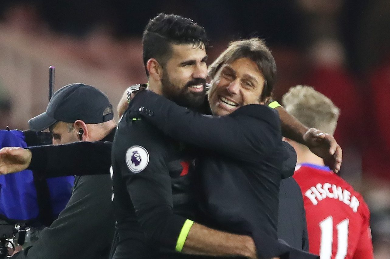 Un abbraccio tra Diego Costa e Antonio Conte al Chelsea nel novembre 2016, quando le cose tra loro andavano ancora bene