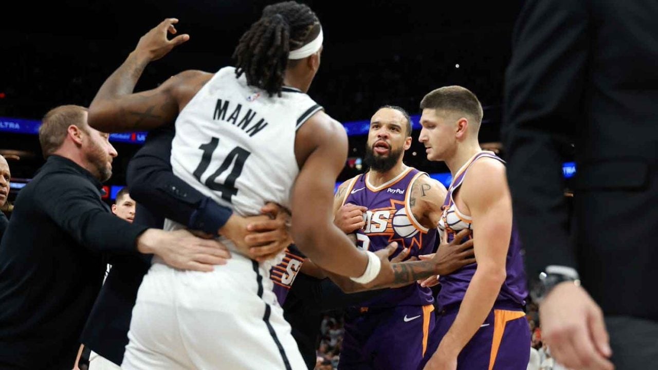 Dillon Brooks colpisce ai testicoli un avversario e scatena una rissa: Suns-Nets si chiude nel caos