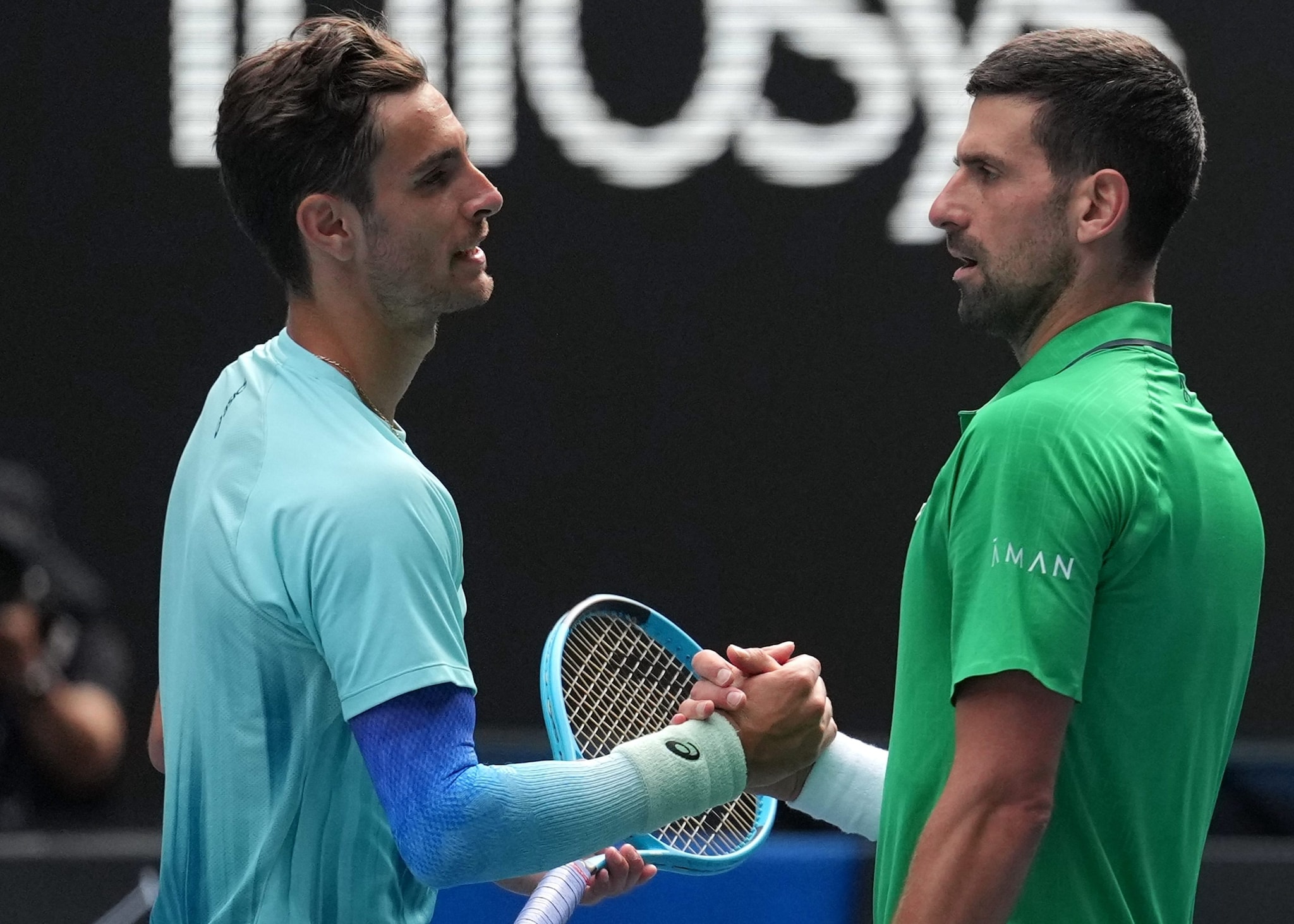 La stretta di mano tra Djokovic e Musetti dopo il ritiro dell’azzurro all’Australian Open