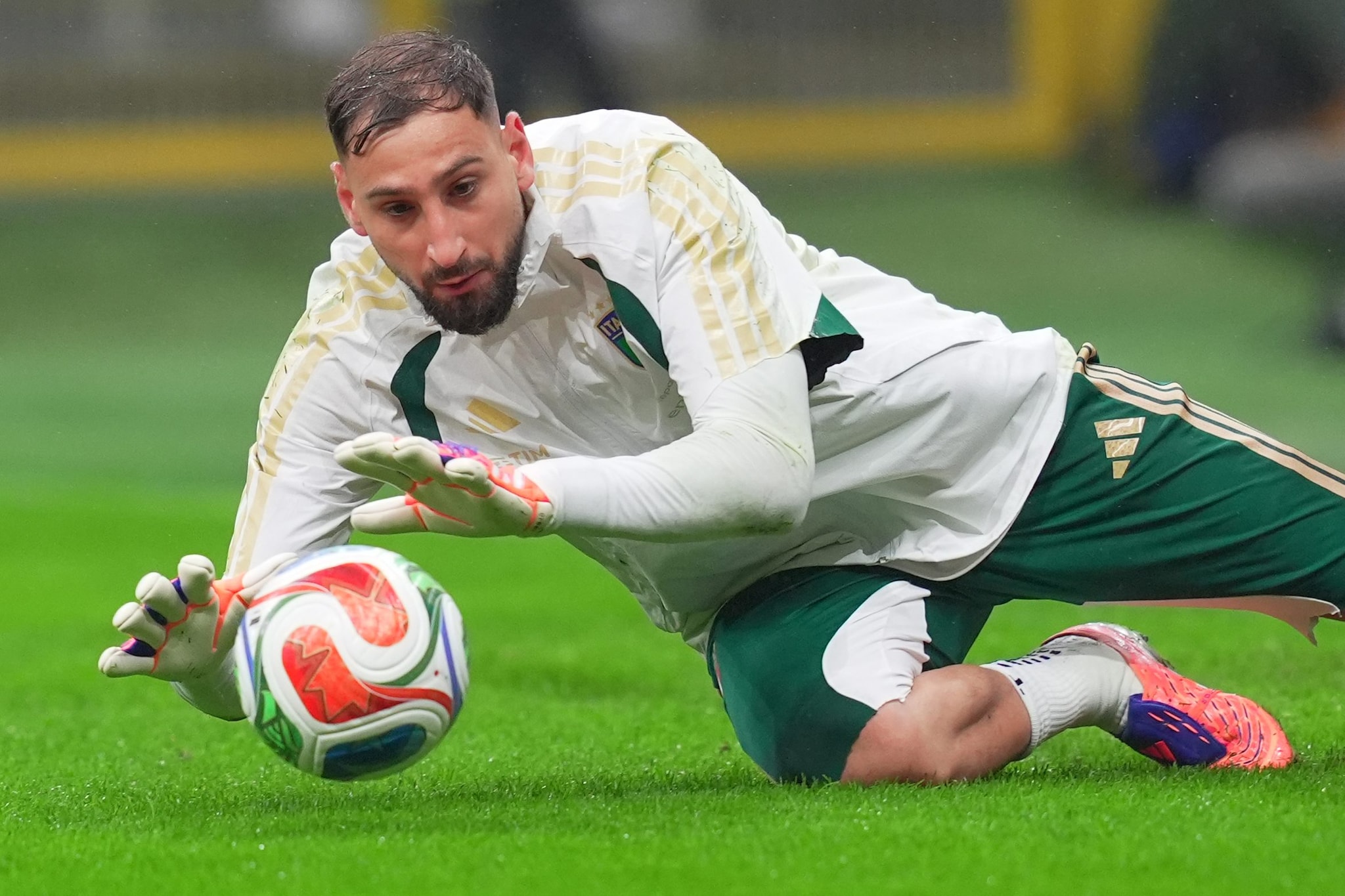 Donnarumma durante un pre–match con la Nazionale Italiana.