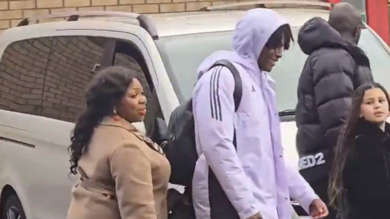 La lezione della madre di Dorgu davanti ai tifosi dello United: gli dice cosa è giusto fare