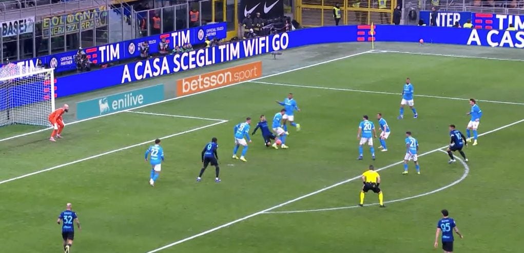 L’arbitro Doveri posizionato perfettamente in occasione del fallo di Rrahmani su Mkhitaryan