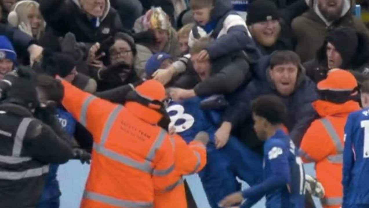 Enzo Fernandez festeggia un gol pesante con i tifosi e quasi scompare in un abbraccio coinvolgente