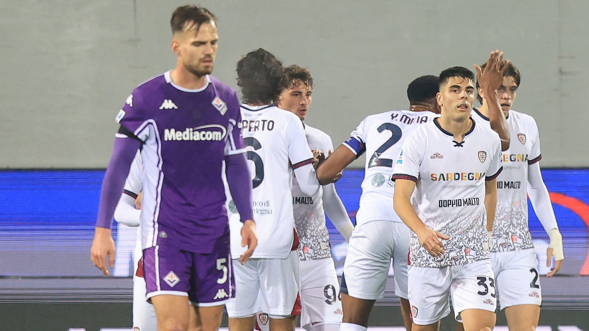 La Fiorentina cade col Cagliari nel giorno in cui il Franchi ricorda Commisso: decisivo un super Palestra
