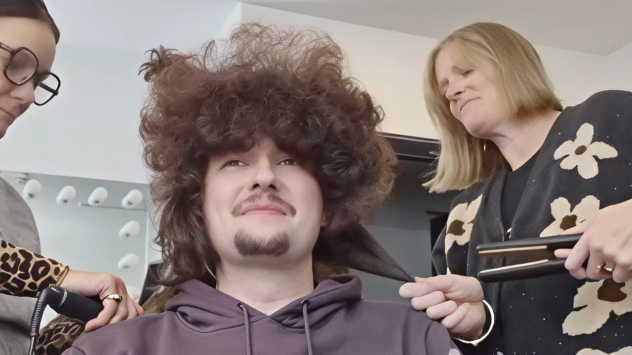 Il tifoso del Manchester United che non taglia più i capelli ha bisogno di 3 persone per sistemarli
