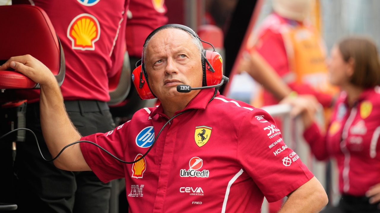 Ferrari in grave ritardo sulla nuova macchina, Vasseur furioso: cosa sta succedendo a Maranello