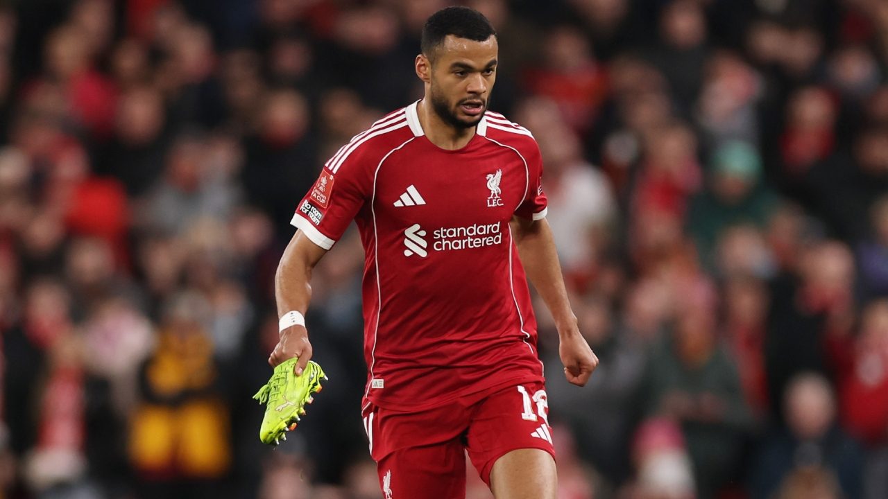 Gakpo costretto a giocare scalzo in FA Cup: protagonista per un'intera azione con la scarpa in mano