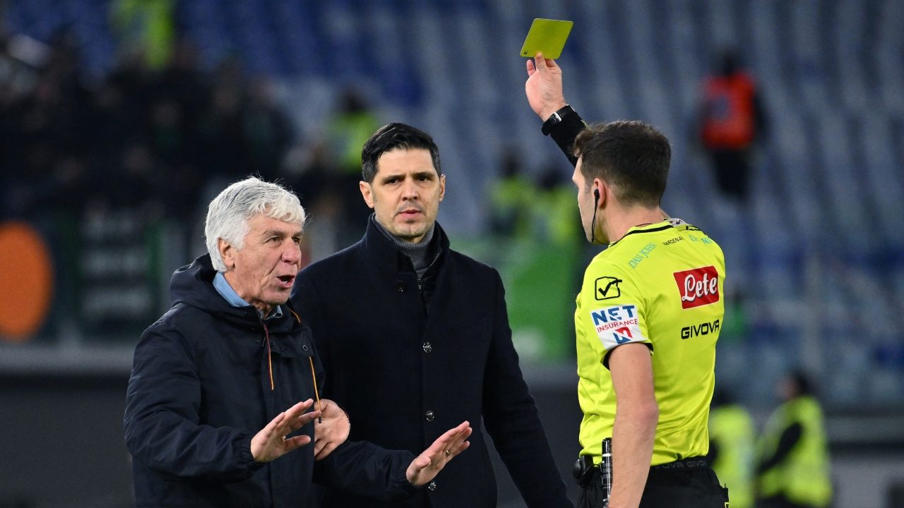 Gasperini furioso in panchina contro il quarto uomo in Roma-Sassuolo: "Ma che c...o fate!"