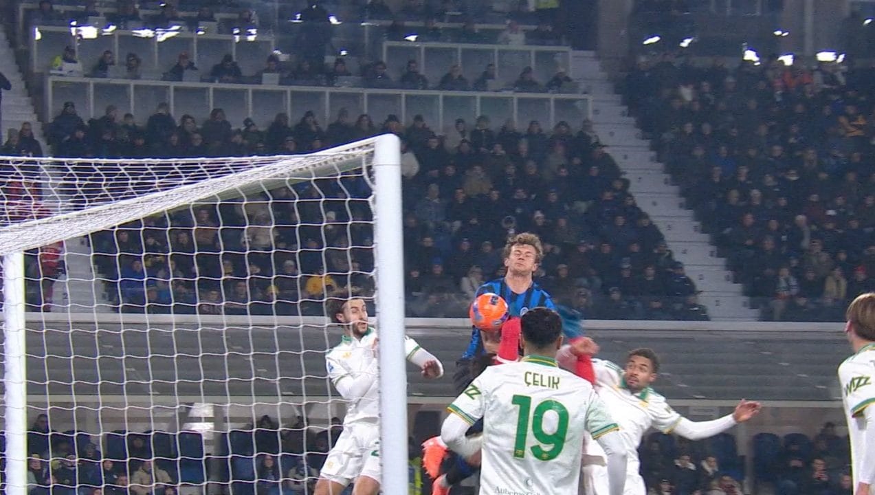 Il momento in cui Scalvini insacca in Atalanta–Roma (1–0).