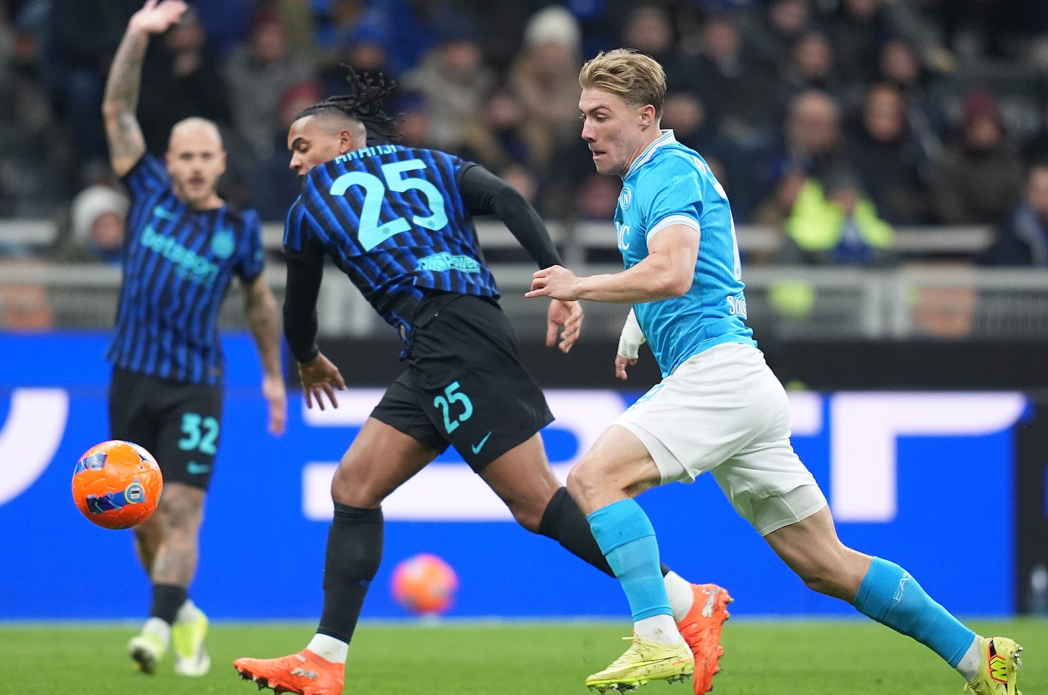 Il duello tra Hojlund e Akanji in Inter–Napoli