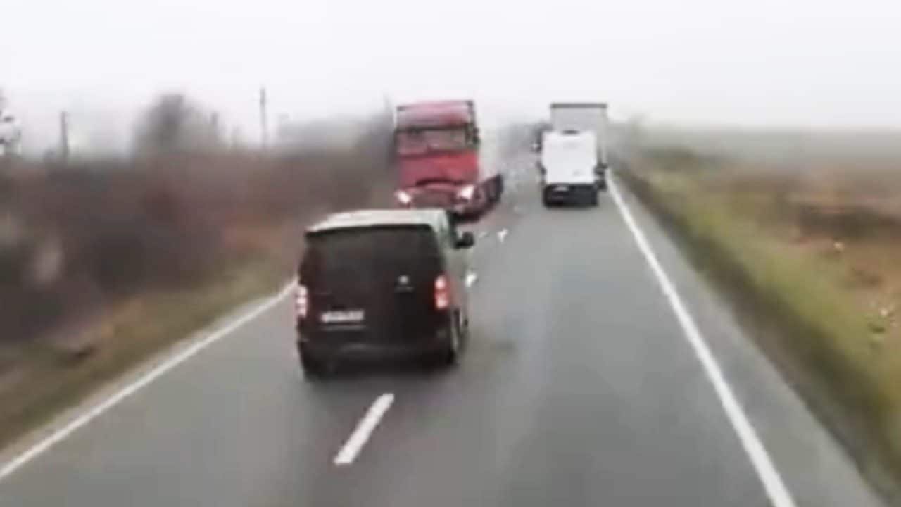 Sette tifosi del PAOK morti in uno scontro frontale, minivan sbriciolato: andavano a Lione