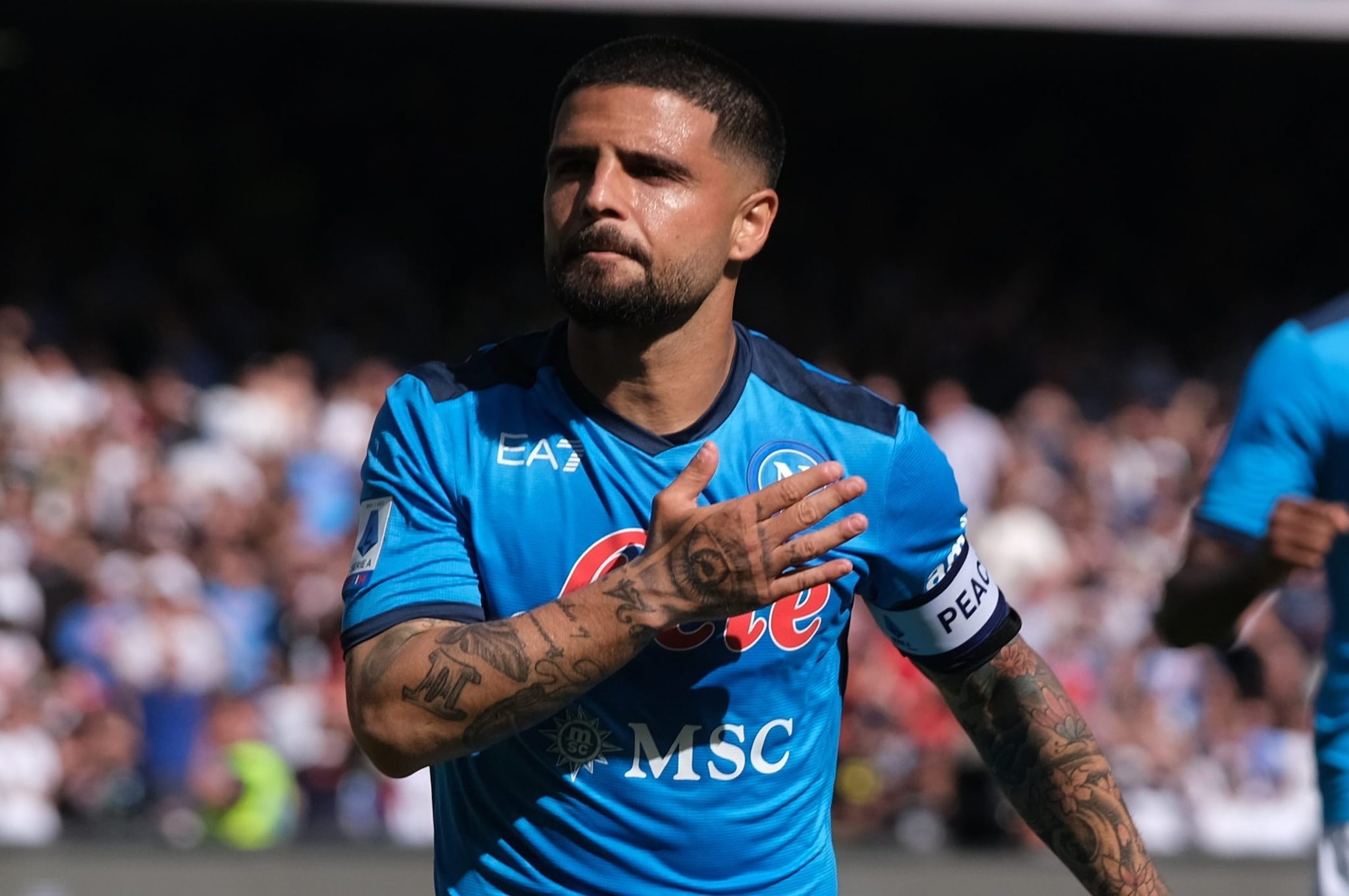 Lorenzo Insigne esulta con la fascia di capitano del Napoli: una lunga storia d’amore