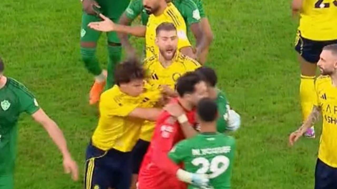 Joao Felix riceve uno schiaffone in faccia e litiga con un dirigente dell'Al-Ahli: una serataccia