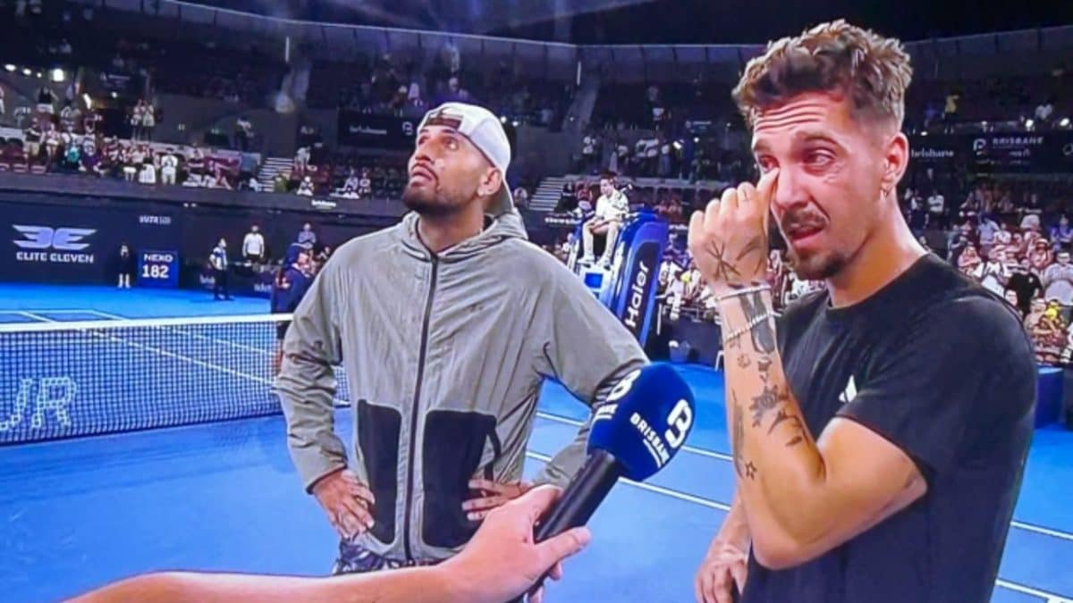 Le lacrime di Kokkinakis che racconta in campo il calvario dell’operazione.