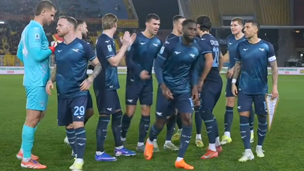 Polveriera Lazio, la squadra è con Sarri. Zaccagni ai tifosi: "Stateci vicino, ci hanno lasciati soli"