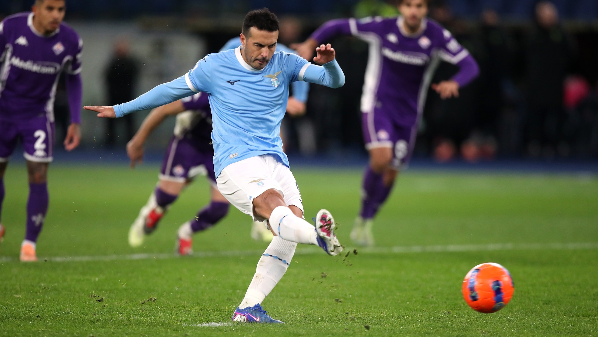 Lazio e Fiorentina impattano all'Olimpico tra rigori e polemiche: Pedro fissa il 2-2 dal dischetto