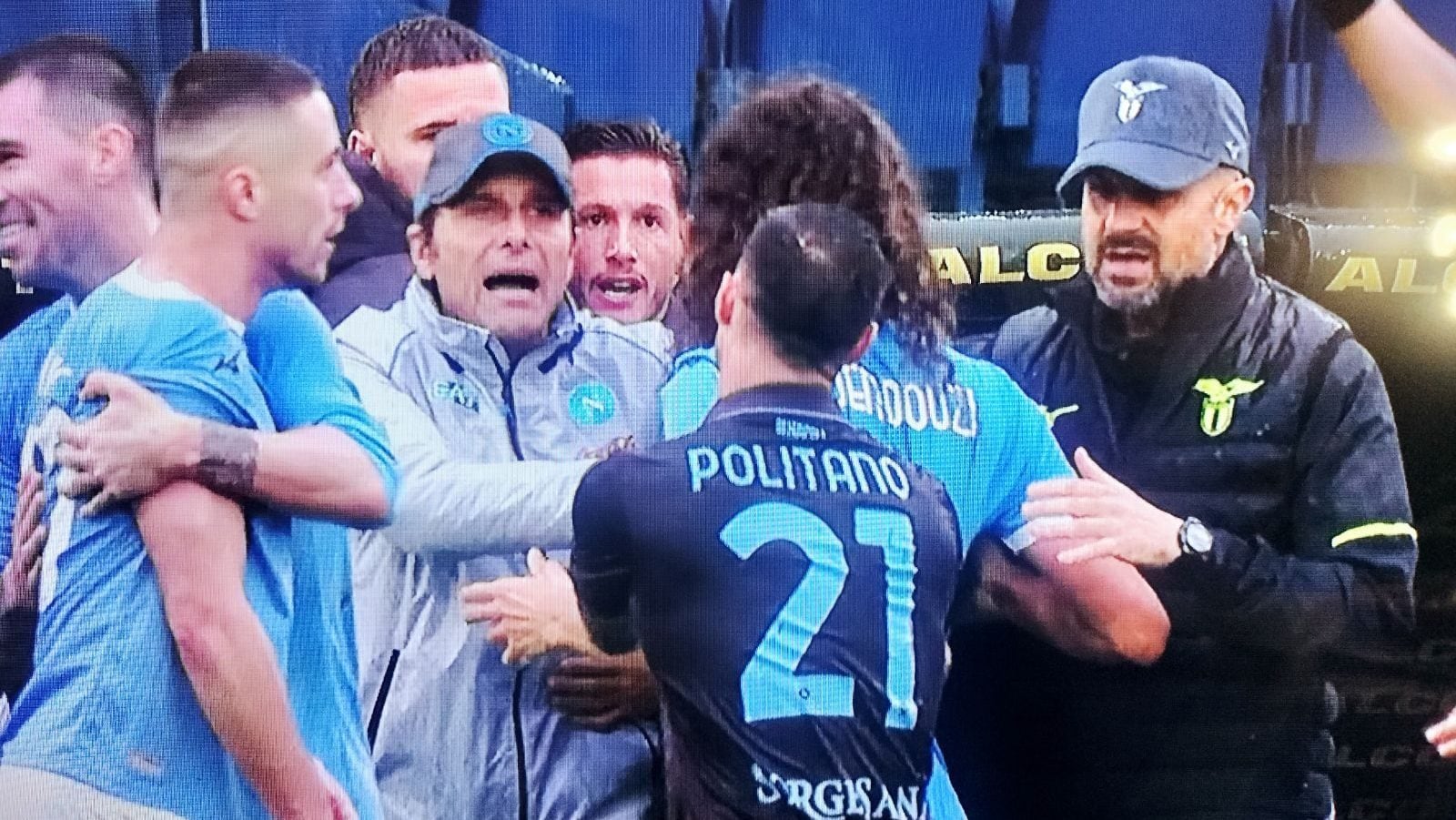Lazio-Napoli finisce in rissa, animi tesi tra Marusic e Mazzocchi: in campo anche Antonio Conte