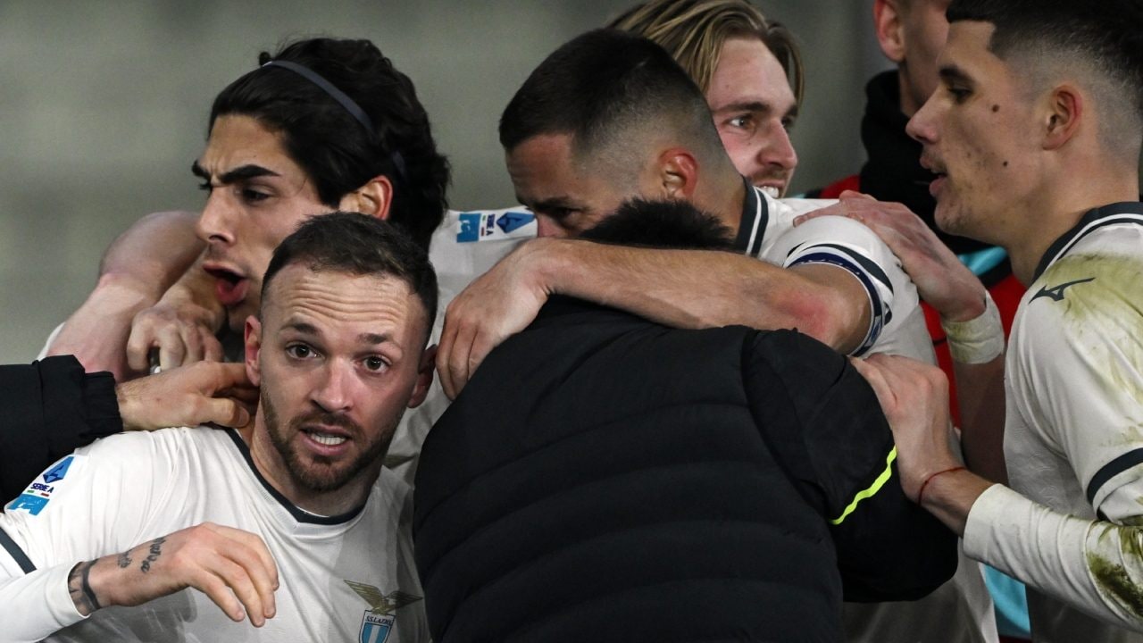 Alla Lazio basta un autogol per vincere a Verona: un successo che ai biancocelesti mancava da un mese